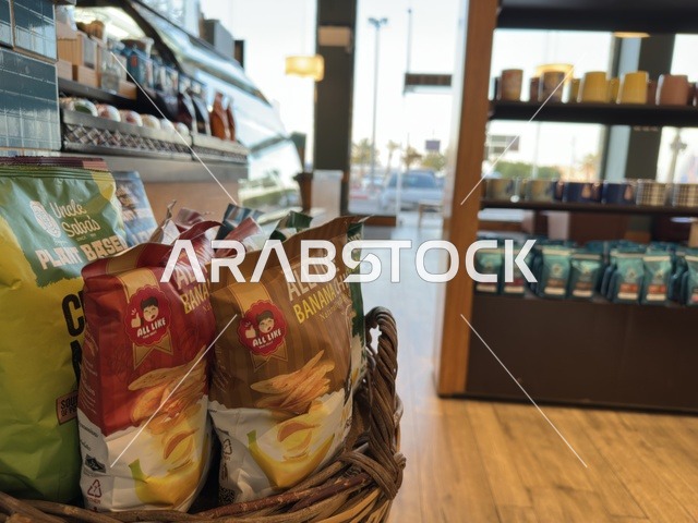 متجر وعلامة تجارية محلية  في مارينا مول في مدينة الدمام، المنطقة الشرقية، المملكة العربية السعودية، مركز تسوق وترفيه مطل على الواجهة البحرية،  مطاعم ومقاهي بإطلالات بحرية، مرافق ترفيهية وخدمية، وجهة عائلية تجمع التسوق والترفيه