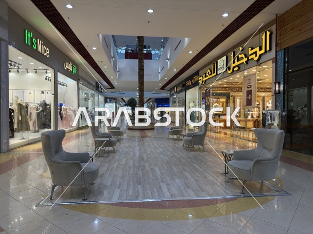 متجر وعلامة تجارية محلية  في مارينا مول في مدينة الدمام، المنطقة الشرقية، المملكة العربية السعودية، مركز تسوق وترفيه مطل على الواجهة البحرية،  مطاعم ومقاهي بإطلالات بحرية، مرافق ترفيهية وخدمية، وجهة عائلية تجمع التسوق والترفيه