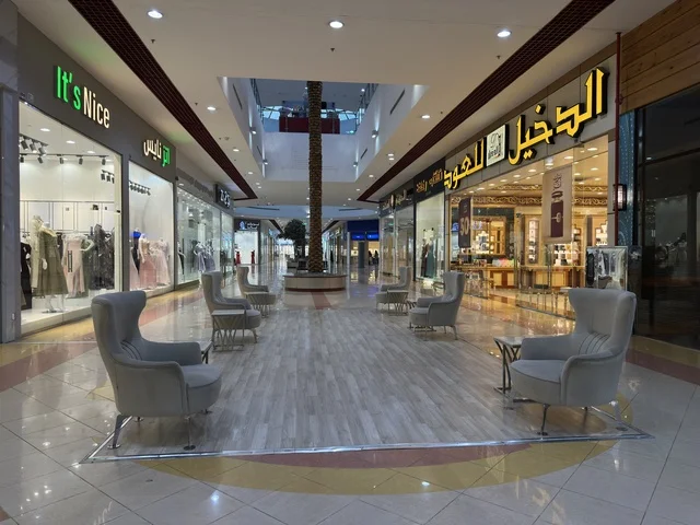 متجر وعلامة تجارية محلية  في مارينا مول في مدينة الدمام، المنطقة الشرقية، المملكة العربية السعودية، مركز تسوق وترفيه مطل على الواجهة البحرية،  مطاعم ومقاهي بإطلالات بحرية، مرافق ترفيهية وخدمية، وجهة عائلية تجمع التسوق والترفيه