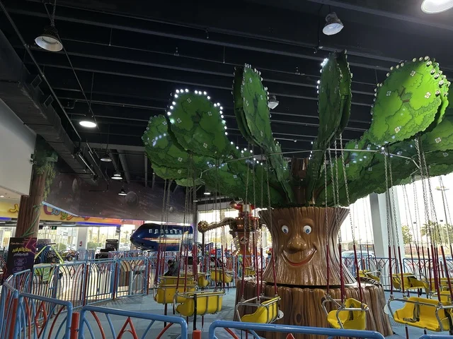 انشطة ترفيهية في مارينا مول في مدينة الدمام، المنطقة الشرقية، المملكة العربية السعودية، مركز تسوق وترفيه مطل على الواجهة البحرية، متاجر وعلامات تجارية متنوعة، مطاعم ومقاهي بإطلالات بحرية، مرافق ترفيهية وخدمية، وجهة عائلية تجمع التسوق والترفيه