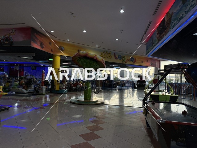 مدينة العاب ترفيهية في مارينا مول في مدينة الدمام، المنطقة الشرقية، المملكة العربية السعودية، مركز تسوق وترفيه مطل على الواجهة البحرية، متاجر وعلامات تجارية متنوعة، مطاعم ومقاهي بإطلالات بحرية، مرافق ترفيهية وخدمية، وجهة عائلية تجمع التسوق والترفيه