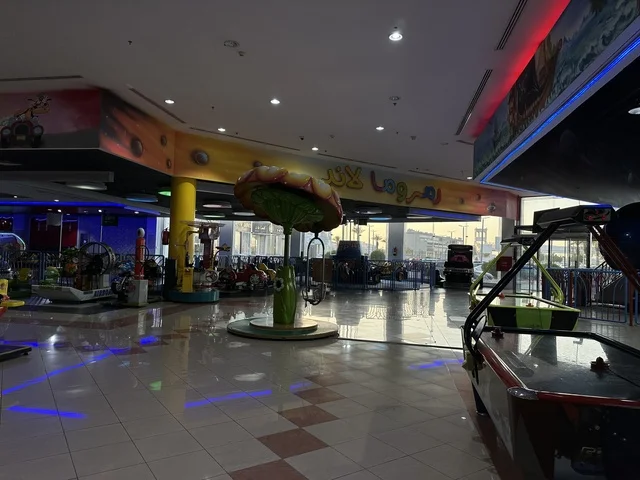 An amusement park in Marina Mall in Dammam, Eastern Province, Saudi Arabia, a shopping and entertainment center overlooking the waterfront, with various shops and brands, restaurants and cafes with sea views, recreational and service facilities, a family destination that combines shopping and entertainment.