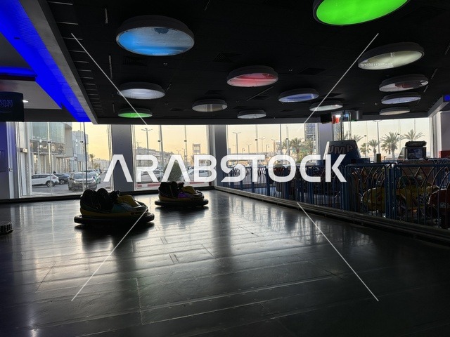 مدينة العاب ترفيهية في مارينا مول في مدينة الدمام، المنطقة الشرقية، المملكة العربية السعودية، مركز تسوق وترفيه مطل على الواجهة البحرية، متاجر وعلامات تجارية متنوعة، مطاعم ومقاهي بإطلالات بحرية، مرافق ترفيهية وخدمية، وجهة عائلية تجمع التسوق والترفيه