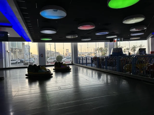 مدينة العاب ترفيهية في مارينا مول في مدينة الدمام، المنطقة الشرقية، المملكة العربية السعودية، مركز تسوق وترفيه مطل على الواجهة البحرية، متاجر وعلامات تجارية متنوعة، مطاعم ومقاهي بإطلالات بحرية، مرافق ترفيهية وخدمية، وجهة عائلية تجمع التسوق والترفيه