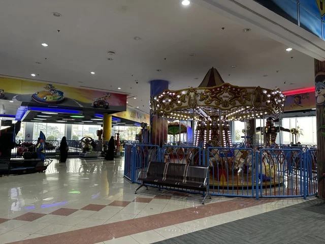 An amusement park in Marina Mall in Dammam, Eastern Province, Saudi Arabia, a shopping and entertainment center overlooking the waterfront, with various shops and brands, restaurants and cafes with sea views, recreational and service facilities, a family destination that combines shopping and entertainment.