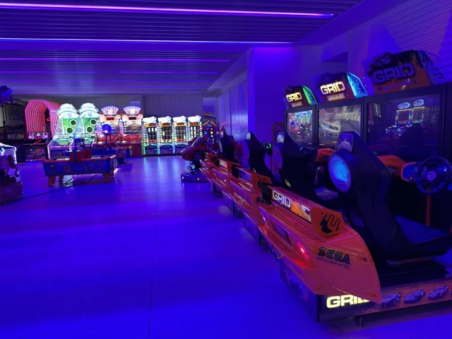 An amusement park in Marina Mall in Dammam, Eastern Province, Saudi Arabia, a shopping and entertainment center overlooking the waterfront, with various shops and brands, restaurants and cafes with sea views, recreational and service facilities, a family destination that combines shopping and entertainment.