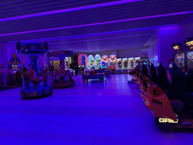 An amusement park in Marina Mall in Dammam, Eastern Province, Saudi Arabia, a shopping and entertainment center overlooking the waterfront, with various shops and brands, restaurants and cafes with sea views, recreational and service facilities, a family destination that combines shopping and entertainment.