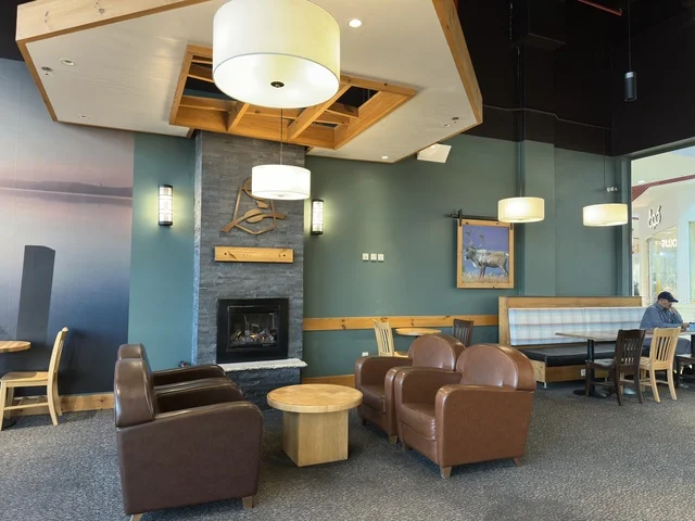 مقاعد للاستراحه باحدي المقاهي في مارينا مول في مدينة الدمام، المنطقة الشرقية، المملكة العربية السعودية، مركز تسوق وترفيه مطل على الواجهة البحرية، متاجر وعلامات تجارية متنوعة، مطاعم ومقاهي بإطلالات بحرية، مرافق ترفيهية وخدمية، وجهة عائلية تجمع التسوق والترفيه