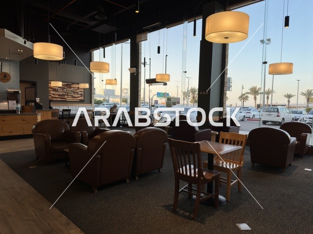 مقاعد للاستراحه باحدي المقاهي في مارينا مول في مدينة الدمام، المنطقة الشرقية، المملكة العربية السعودية، مركز تسوق وترفيه مطل على الواجهة البحرية، متاجر وعلامات تجارية متنوعة، مطاعم ومقاهي بإطلالات بحرية، مرافق ترفيهية وخدمية، وجهة عائلية تجمع التسوق والترفيه