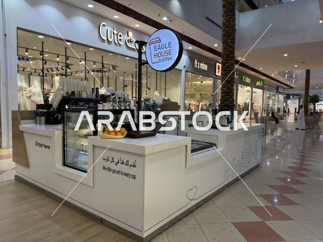 كوفي ومقهي في مارينا مول في مدينة الدمام، المنطقة الشرقية، المملكة العربية السعودية، مركز تسوق وترفيه مطل على الواجهة البحرية، متاجر وعلامات تجارية متنوعة، مطاعم ومقاهي بإطلالات بحرية، مرافق ترفيهية وخدمية، وجهة عائلية تجمع التسوق والترفيه