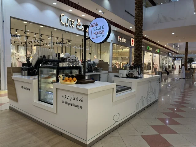 كوفي ومقهي في مارينا مول في مدينة الدمام، المنطقة الشرقية، المملكة العربية السعودية، مركز تسوق وترفيه مطل على الواجهة البحرية، متاجر وعلامات تجارية متنوعة، مطاعم ومقاهي بإطلالات بحرية، مرافق ترفيهية وخدمية، وجهة عائلية تجمع التسوق والترفيه