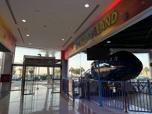 مدينة العاب ترفيهية في مارينا مول في مدينة الدمام، المنطقة الشرقية، المملكة العربية السعودية، مركز تسوق وترفيه مطل على الواجهة البحرية، متاجر وعلامات تجارية متنوعة، مطاعم ومقاهي بإطلالات بحرية، مرافق ترفيهية وخدمية، وجهة عائلية تجمع التسوق والترفيه