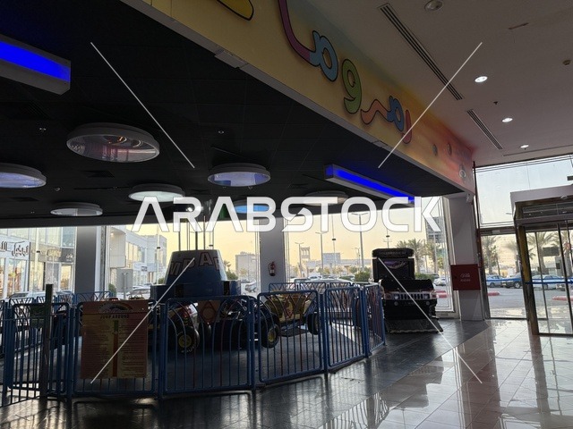 مدينة العاب ترفيهية في مارينا مول في مدينة الدمام، المنطقة الشرقية، المملكة العربية السعودية، مركز تسوق وترفيه مطل على الواجهة البحرية، متاجر وعلامات تجارية متنوعة، مطاعم ومقاهي بإطلالات بحرية، مرافق ترفيهية وخدمية، وجهة عائلية تجمع التسوق والترفيه