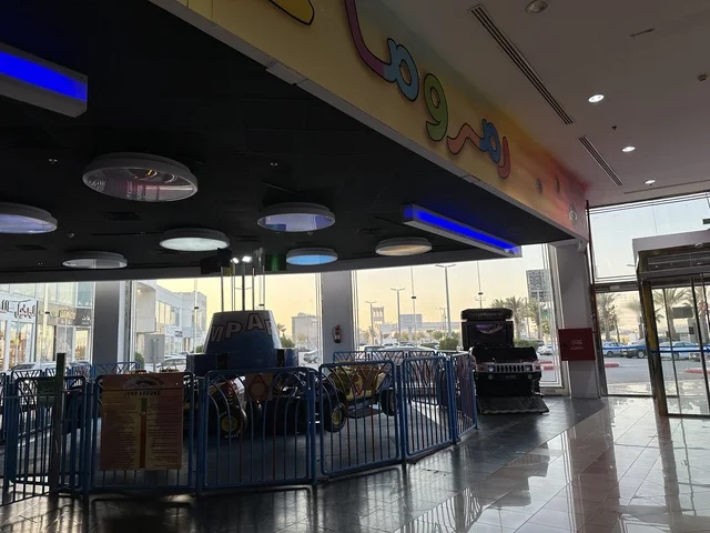 مدينة العاب ترفيهية في مارينا مول في مدينة الدمام، المنطقة الشرقية، المملكة العربية السعودية، مركز تسوق وترفيه مطل على الواجهة البحرية، متاجر وعلامات تجارية متنوعة، مطاعم ومقاهي بإطلالات بحرية، مرافق ترفيهية وخدمية، وجهة عائلية تجمع التسوق والترفيه