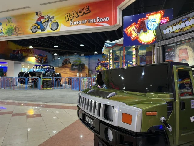An amusement park in Marina Mall in Dammam, Eastern Province, Saudi Arabia, a shopping and entertainment center overlooking the waterfront, with various shops and brands, restaurants and cafes with sea views, recreational and service facilities, a family destination that combines shopping and entertainment.