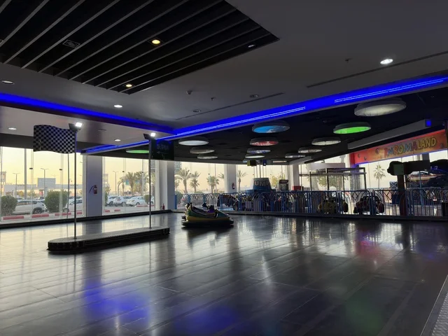 An amusement park in Marina Mall in Dammam, Eastern Province, Saudi Arabia, a shopping and entertainment center overlooking the waterfront, with various shops and brands, restaurants and cafes with sea views, recreational and service facilities, a family destination that combines shopping and entertainment.