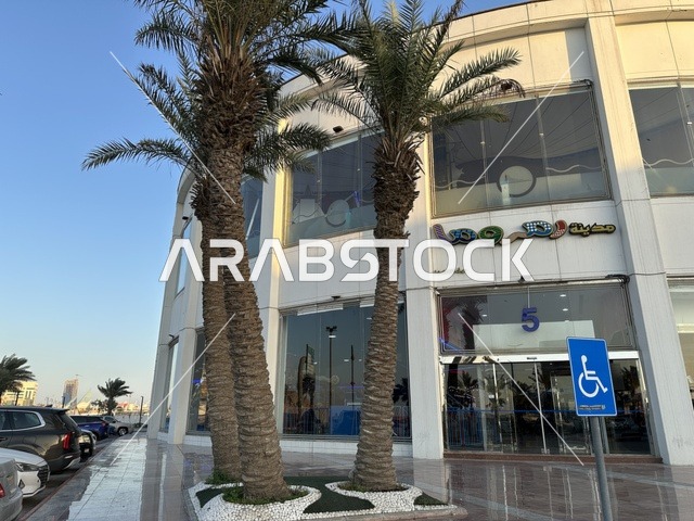 مدخل مدينة رمروما في مارينا مول في مدينة الدمام، المنطقة الشرقية، المملكة العربية السعودية، مركز تسوق وترفيه مطل على الواجهة البحرية، متاجر وعلامات تجارية متنوعة، مطاعم ومقاهي بإطلالات بحرية، مرافق ترفيهية وخدمية، وجهة عائلية تجمع التسوق والترفيه