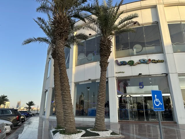 مدخل مدينة رمروما في مارينا مول في مدينة الدمام، المنطقة الشرقية، المملكة العربية السعودية، مركز تسوق وترفيه مطل على الواجهة البحرية، متاجر وعلامات تجارية متنوعة، مطاعم ومقاهي بإطلالات بحرية، مرافق ترفيهية وخدمية، وجهة عائلية تجمع التسوق والترفيه مدخل مدينة رمروما في مارينا مول في مدينة الدمام، المنطقة الشرقية، المملكة العربية السعودية، مركز تسوق وترفيه مطل على الواجهة البحرية، متاجر وعلامات تجارية متنوعة، مطاعم ومقاهي بإطلالات بحرية، مرافق ترفيهية وخدمية، وجهة عائلية تجمع التسوق والترفيه