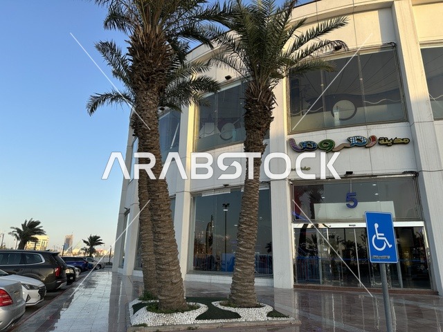 مدخل مدينة رمروما في مارينا مول في مدينة الدمام، المنطقة الشرقية، المملكة العربية السعودية، مركز تسوق وترفيه مطل على الواجهة البحرية، متاجر وعلامات تجارية متنوعة، مطاعم ومقاهي بإطلالات بحرية، مرافق ترفيهية وخدمية، وجهة عائلية تجمع التسوق والترفيه