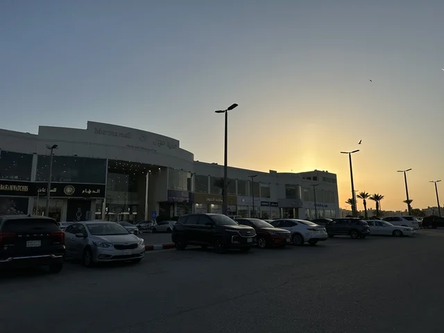وقوف السيارات فى الباركينج الخارجي امام مارينا مول في مدينة الدمام، المنطقة الشرقية، المملكة العربية السعودية، مركز تسوق وترفيه مطل على الواجهة البحرية، متاجر وعلامات تجارية متنوعة، مطاعم ومقاهي بإطلالات بحرية، مرافق ترفيهية وخدمية، وجهة عائلية تجمع التسوق والترفيه