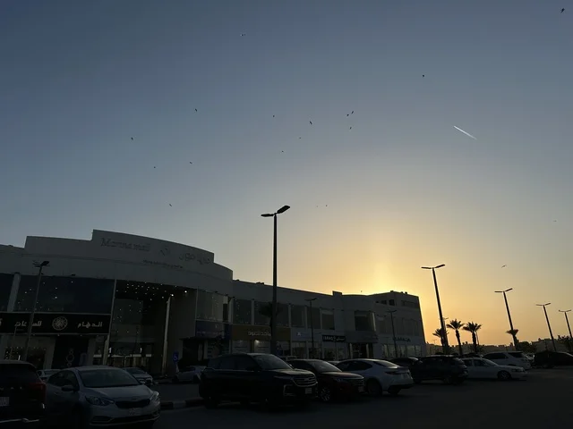Parking in the outdoor parking lot in front of Marina Mall in Dammam, Eastern Province, Saudi Arabia, a shopping and entertainment center overlooking the waterfront, with various stores and brands, restaurants and cafes with sea views, recreational and service facilities, a family destination that combines shopping and entertainment.