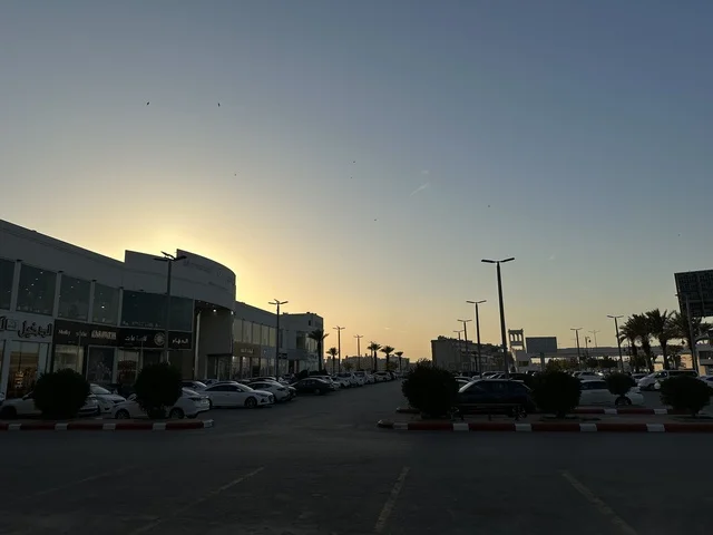 وقوف السيارات فى الباركينج الخارجي امام مارينا مول في مدينة الدمام، المنطقة الشرقية، المملكة العربية السعودية، مركز تسوق وترفيه مطل على الواجهة البحرية، متاجر وعلامات تجارية متنوعة، مطاعم ومقاهي بإطلالات بحرية، مرافق ترفيهية وخدمية، وجهة عائلية تجمع التسوق والترفيه