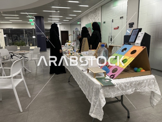 ورش تعليمية تفاعلية، يوم التعليم العالمي في مكتبة الثقافة، مكتبة الدمام العامة، المملكة العربية السعودية، يوم 30 من يناير 2026 ،فعالية تعليمية وثقافية تسلط الضوء على أهمية التعليم ودوره في بناء المجتمعات، مشاركات طلابية وحوار تفاعلي، بيئة ثقافية ملهمة تحتفي بالعلم والمعرفة وتدعم التعلم المستدام.