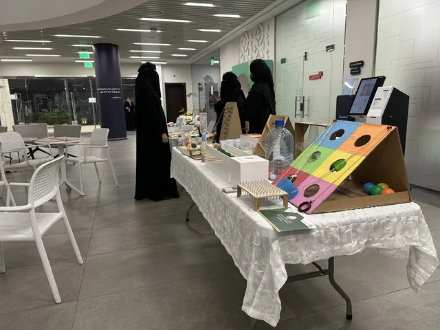 ورش تعليمية تفاعلية، يوم التعليم العالمي في مكتبة الثقافة، مكتبة الدمام العامة، المملكة العربية السعودية، يوم 30 من يناير 2026 ،فعالية تعليمية وثقافية تسلط الضوء على أهمية التعليم ودوره في بناء المجتمعات، مشاركات طلابية وحوار تفاعلي، بيئة ثقافية ملهمة تحتفي بالعلم والمعرفة وتدعم التعلم المستدام.