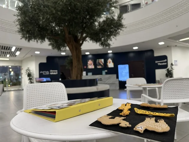 ورش تعليمية تفاعلية، يوم التعليم العالمي في مكتبة الثقافة، مكتبة الدمام العامة، المملكة العربية السعودية، يوم 30 من يناير 2026 ،فعالية تعليمية وثقافية تسلط الضوء على أهمية التعليم ودوره في بناء المجتمعات، مشاركات طلابية وحوار تفاعلي، بيئة ثقافية ملهمة تحتفي بالعلم والمعرفة وتدعم التعلم المستدام.