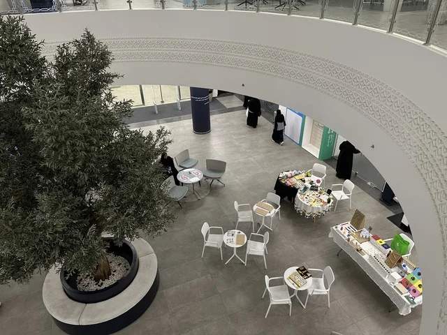 تصوير من الاعلى لمكتبة الدمام العامة، يوم التعليم العالمي في مكتبة الثقافة، المملكة العربية السعودية، يوم 30 من يناير 2026 ،فعالية تعليمية وثقافية تسلط الضوء على أهمية التعليم ودوره في بناء المجتمعات، ورش تعليمية تفاعلية، مشاركات طلابية وحوار تفاعلي، بيئة ثقافية ملهمة تحتفي بالعلم والمعرفة وتدعم التعلم المستدام.