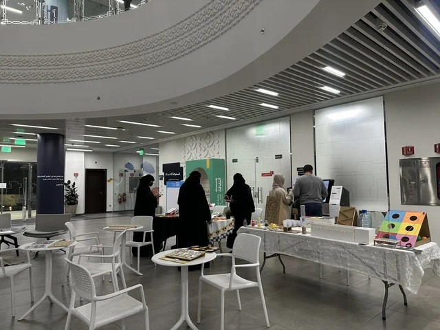 فعالية تعليمية وثقافية تسلط الضوء على أهمية التعليم ودوره في بناء المجتمعات، يوم التعليم العالمي في مكتبة الثقافة، مكتبة الدمام العامة، المملكة العربية السعودية، يوم 30 من يناير 2026 ، ورش تعليمية تفاعلية، مشاركات طلابية وحوار تفاعلي، بيئة ثقافية ملهمة تحتفي بالعلم والمعرفة وتدعم التعلم المستدام.