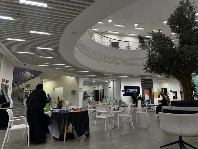 فعالية تعليمية وثقافية تسلط الضوء على أهمية التعليم ودوره في بناء المجتمعات، يوم التعليم العالمي في مكتبة الثقافة، مكتبة الدمام العامة، المملكة العربية السعودية، يوم 30 من يناير 2026 ، ورش تعليمية تفاعلية، مشاركات طلابية وحوار تفاعلي، بيئة ثقافية ملهمة تحتفي بالعلم والمعرفة وتدعم التعلم المستدام.