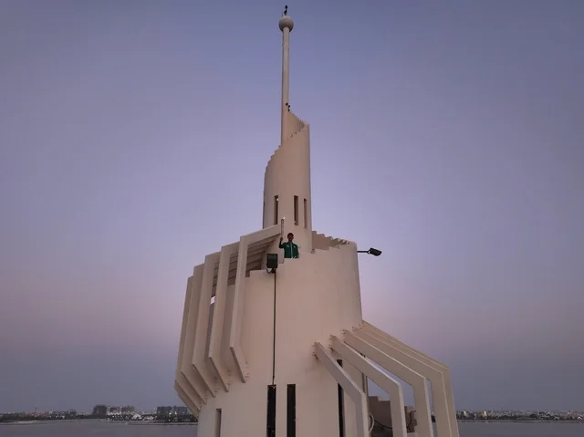 الواجهة البحرية للجزر والشواطئ، المنطقة الساحلية في المملكة العربية السعودية، برج المالوي في جزيرة المرجان على كورنيش الدمام، الفن الهندسي المعماري للمعالم السياحية