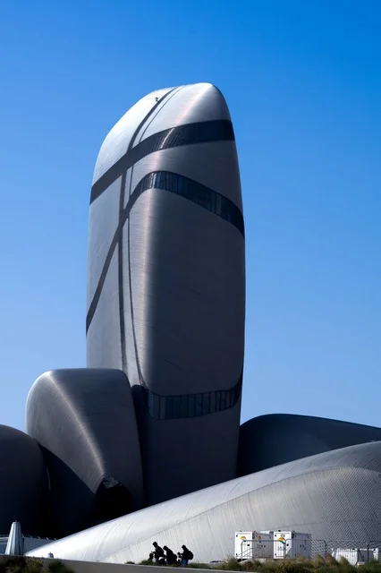 مركز إثراء الثقافي، مركز الملك عبد العزيز الثقافي العالمي في مدينة الظهران، مكاتب ومتاحف عصرية، منارة ومعالم سياحية مشهورة, الفن الهندسي المعماري المتميز على الطراز الحديث في المملكة العربية السعودية, منظر السماء الزرقاء