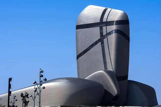 مركز إثراء الثقافي، مركز الملك عبد العزيز الثقافي العالمي في مدينة الظهران، مكاتب ومتاحف عصرية، منارة ومعالم سياحية مشهورة, الفن الهندسي المعماري المتميز على الطراز الحديث في المملكة العربية السعودية, منظر السماء الزرقاء