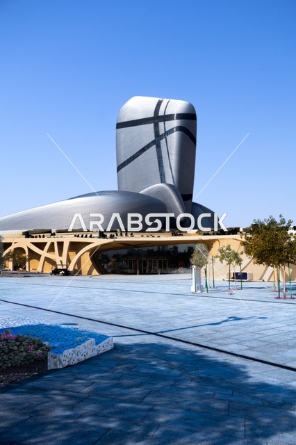 مركز إثراء الثقافي، مركز الملك عبد العزيز الثقافي العالمي في مدينة الظهران، مكاتب ومتاحف عصرية، منارة ومعالم سياحية مشهورة, الفن الهندسي المعماري المتميز على الطراز الحديث في المملكة العربية السعودية, منظر السماء الزرقاء