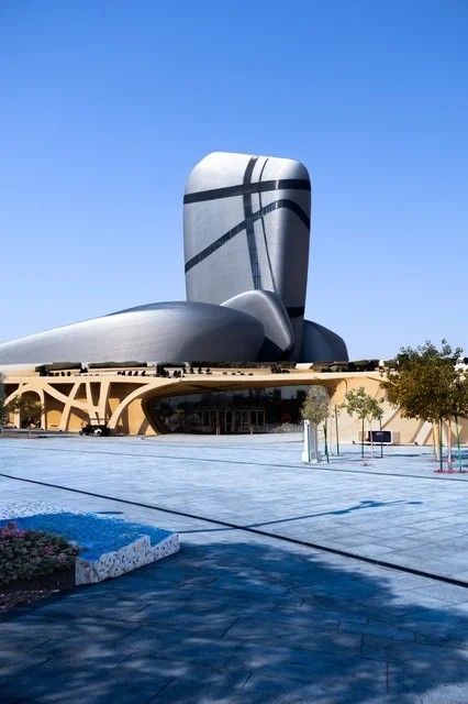 مركز إثراء الثقافي، مركز الملك عبد العزيز الثقافي العالمي في مدينة الظهران، مكاتب ومتاحف عصرية، منارة ومعالم سياحية مشهورة, الفن الهندسي المعماري المتميز على الطراز الحديث في المملكة العربية السعودية, منظر السماء الزرقاء