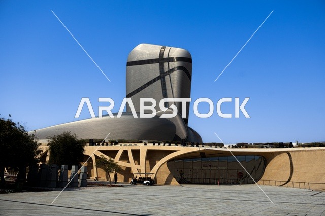 مركز إثراء الثقافي، مركز الملك عبد العزيز الثقافي العالمي في مدينة الظهران، مكاتب ومتاحف عصرية، منارة ومعالم سياحية مشهورة, الفن الهندسي المعماري المتميز على الطراز الحديث في المملكة العربية السعودية, منظر السماء الزرقاء