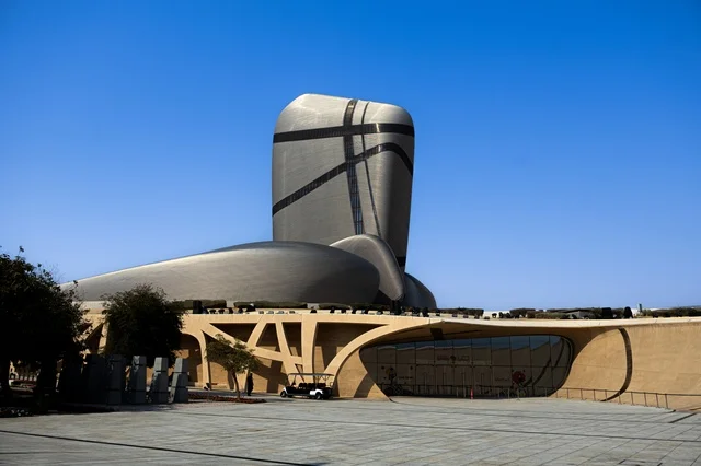 The Ithra Cultural Center, the King Abdulaziz Center for World Culture in Dhahran, modern offices and museums, a lighthouse and famous tourist attractions, distinctive architectural engineering art in the modern style in the Kingdom of Saudi Arabia, the view of the blue sky.