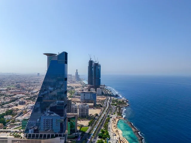 The waterfront overlooking the Arabian Gulf coast, the skyline of Dubai, the economic renaissance and urban development of towers and skyscrapers in the United Arab Emirates, the architectural engineering art in the modern and advanced style of residential buildings, famous tourist attractions.