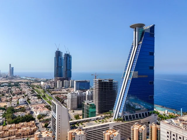 The waterfront overlooking the Arabian Gulf coast, the skyline of Dubai, the economic renaissance and urban development of towers and skyscrapers in the United Arab Emirates, the architectural engineering art in the modern and advanced style of residential buildings, famous tourist attractions.