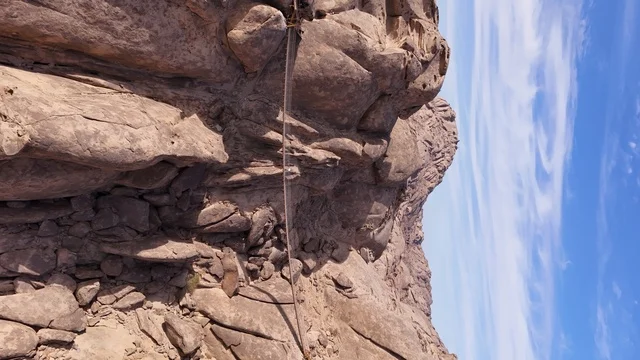 دزرت روك (Desert Rock) في المملكة العربية السعودية، منتجع جبلي فاخر مدمج مع الطبيعة الصخرية، تصميم معماري مبتكر منحوت داخل الجبال، تجربة سياحية فريدة تجمع الرفاهية والاستدامة، إطلالات صحراوية خلابة، وجهة سياحية عالمية