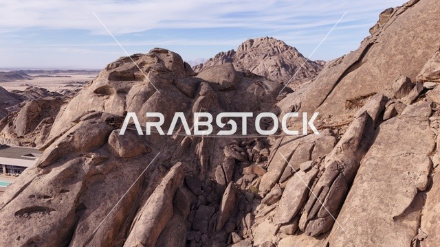 دزرت روك (Desert Rock) في المملكة العربية السعودية، منتجع جبلي فاخر مدمج مع الطبيعة الصخرية، تصميم معماري مبتكر منحوت داخل الجبال، تجربة سياحية فريدة تجمع الرفاهية والاستدامة، إطلالات صحراوية خلابة، وجهة سياحية عالمية