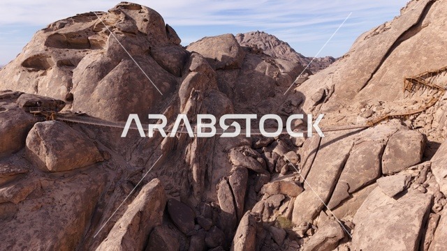 دزرت روك (Desert Rock) في المملكة العربية السعودية، منتجع جبلي فاخر مدمج مع الطبيعة الصخرية، تصميم معماري مبتكر منحوت داخل الجبال، تجربة سياحية فريدة تجمع الرفاهية والاستدامة، إطلالات صحراوية خلابة، وجهة سياحية عالمية