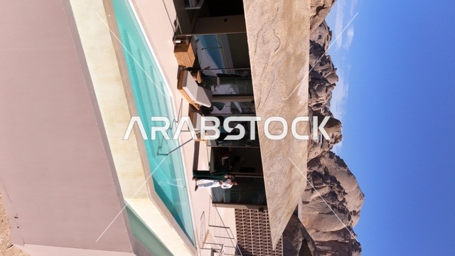 منتجع جبلي  مدمج مع الطبيعة الصخرية، دزرت روك (Desert Rock) في المملكة العربية السعودية، تصميم معماري مبتكر منحوت داخل الجبال، تجربة سياحية فريدة تجمع الرفاهية والاستدامة، إطلالات صحراوية خلابة، وجهة سياحية عالمية