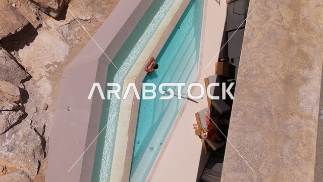 منتجع جبلي  مدمج مع الطبيعة الصخرية، دزرت روك (Desert Rock) في المملكة العربية السعودية، تصميم معماري مبتكر منحوت داخل الجبال، تجربة سياحية فريدة تجمع الرفاهية والاستدامة، إطلالات صحراوية خلابة، وجهة سياحية عالمية