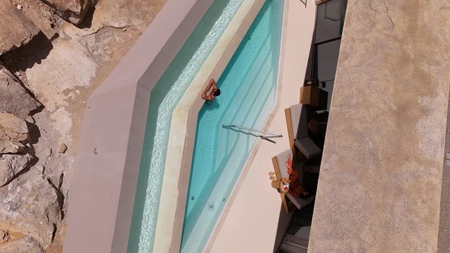 منتجع جبلي  مدمج مع الطبيعة الصخرية، دزرت روك (Desert Rock) في المملكة العربية السعودية، تصميم معماري مبتكر منحوت داخل الجبال، تجربة سياحية فريدة تجمع الرفاهية والاستدامة، إطلالات صحراوية خلابة، وجهة سياحية عالمية