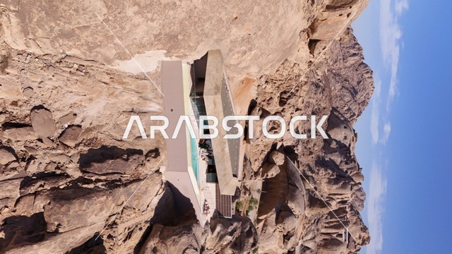 وجهة سياحية عالمية، منتجع جبلي  مدمج مع الطبيعة الصخرية، دزرت روك (Desert Rock) في المملكة العربية السعودية، تصميم معماري مبتكر منحوت داخل الجبال، تجربة سياحية فريدة تجمع الرفاهية والاستدامة، إطلالات صحراوية خلابة