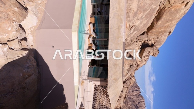 وجهة سياحية عالمية، منتجع جبلي  مدمج مع الطبيعة الصخرية، دزرت روك (Desert Rock) في المملكة العربية السعودية، تصميم معماري مبتكر منحوت داخل الجبال، تجربة سياحية فريدة تجمع الرفاهية والاستدامة، إطلالات صحراوية خلابة