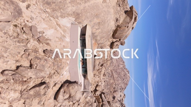وجهة سياحية عالمية، منتجع جبلي  مدمج مع الطبيعة الصخرية، دزرت روك (Desert Rock) في المملكة العربية السعودية، تصميم معماري مبتكر منحوت داخل الجبال، تجربة سياحية فريدة تجمع الرفاهية والاستدامة، إطلالات صحراوية خلابة